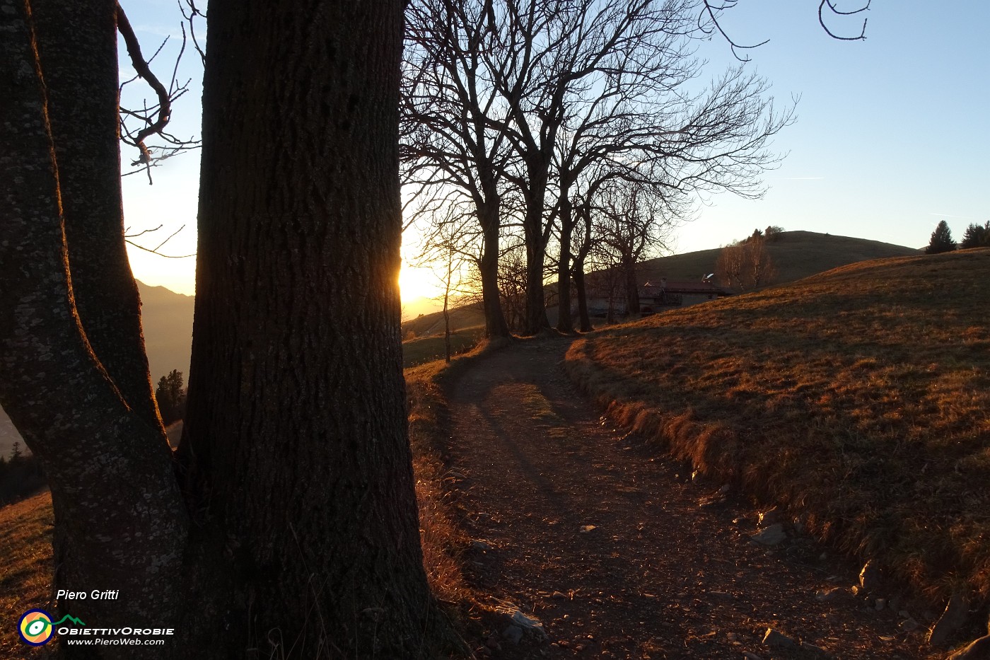 100  Luci del tramonto alle cascine di Cima Blum.JPG